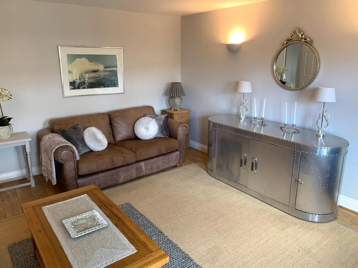 Spacious 2 Bed Apartment With Off Street Parking Bath