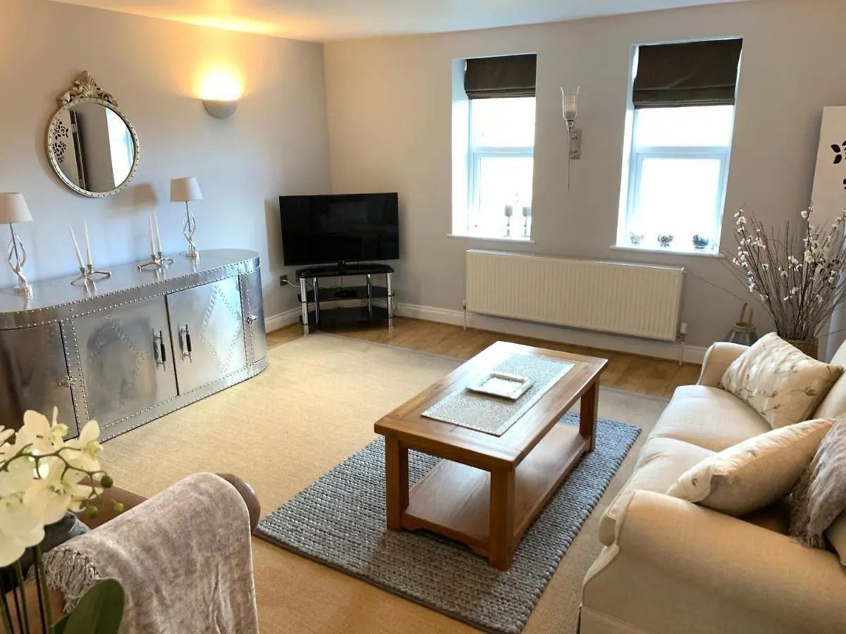 Spacious 2 Bed Apartment With Off Street Parking Bath 0*,