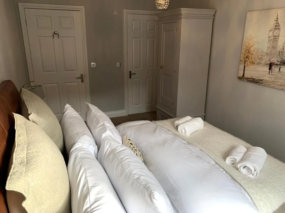 Spacious 2 Bed Apartment With Off Street Parking Bath