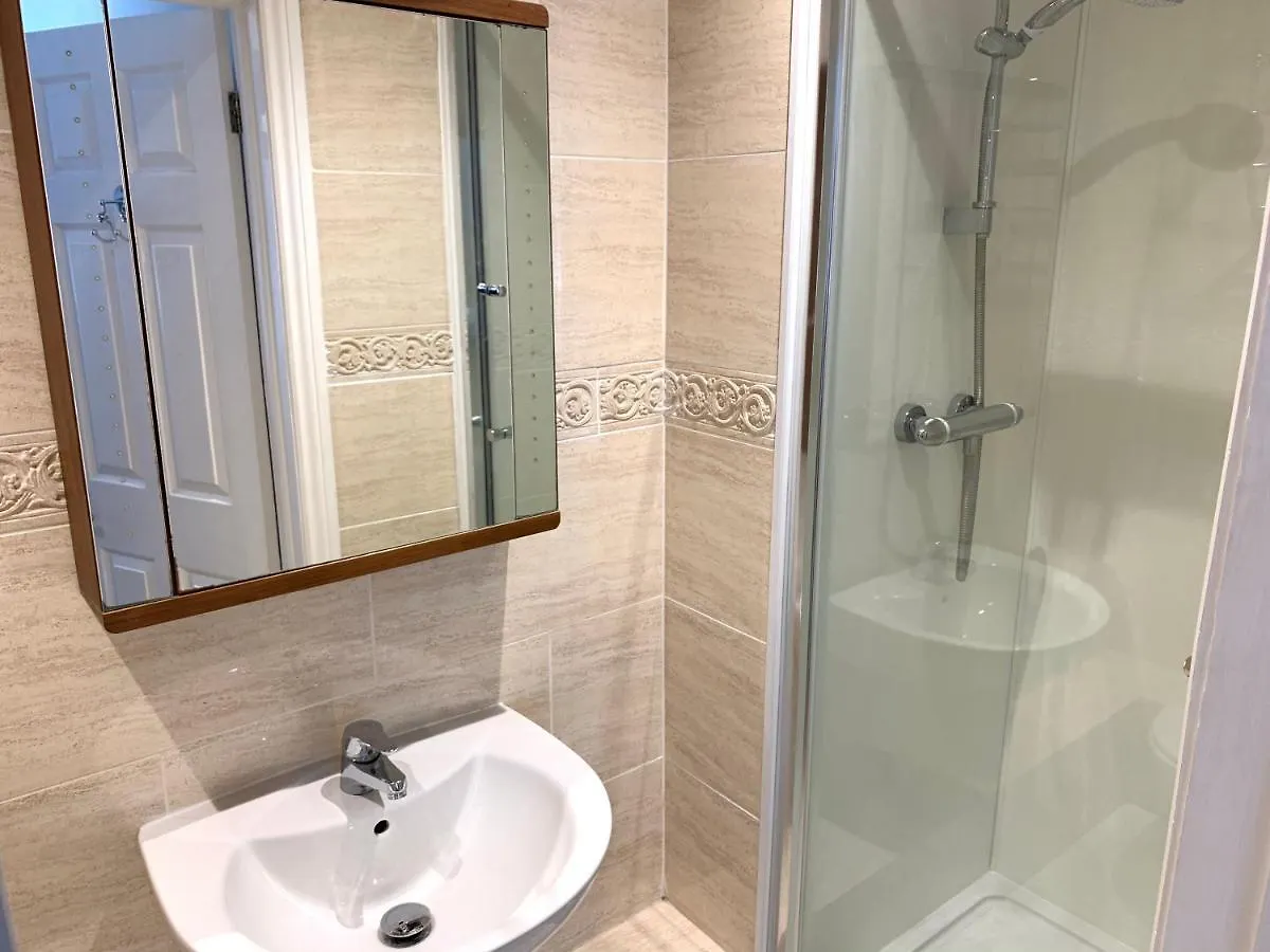 Spacious 2 Bed Apartment With Off Street Parking Bath Birleşik Krallık