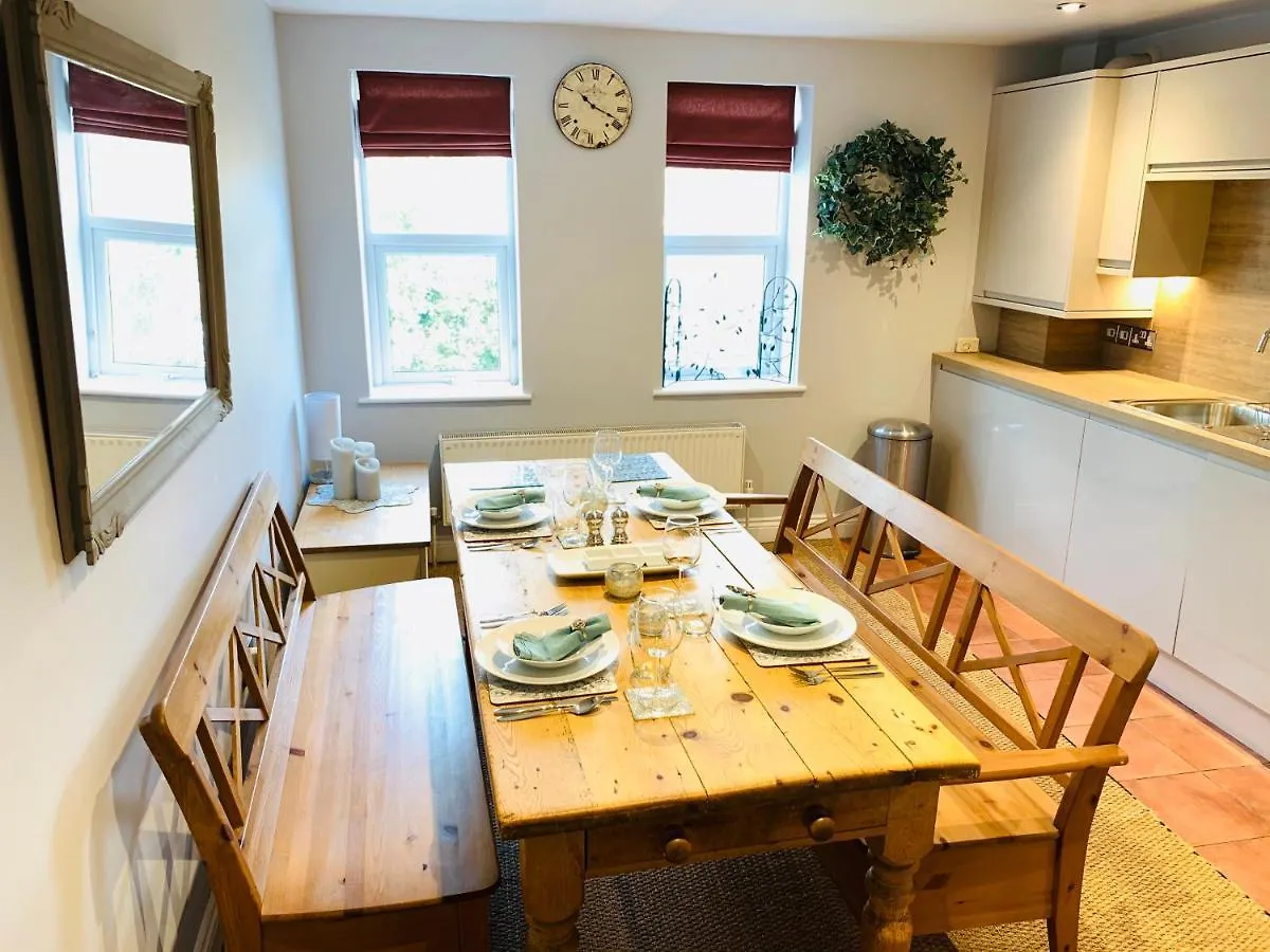 Spacious 2 Bed Apartment With Off Street Parking Bath
