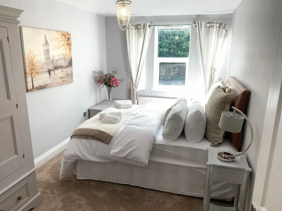 Spacious 2 Bed Apartment With Off Street Parking Bath