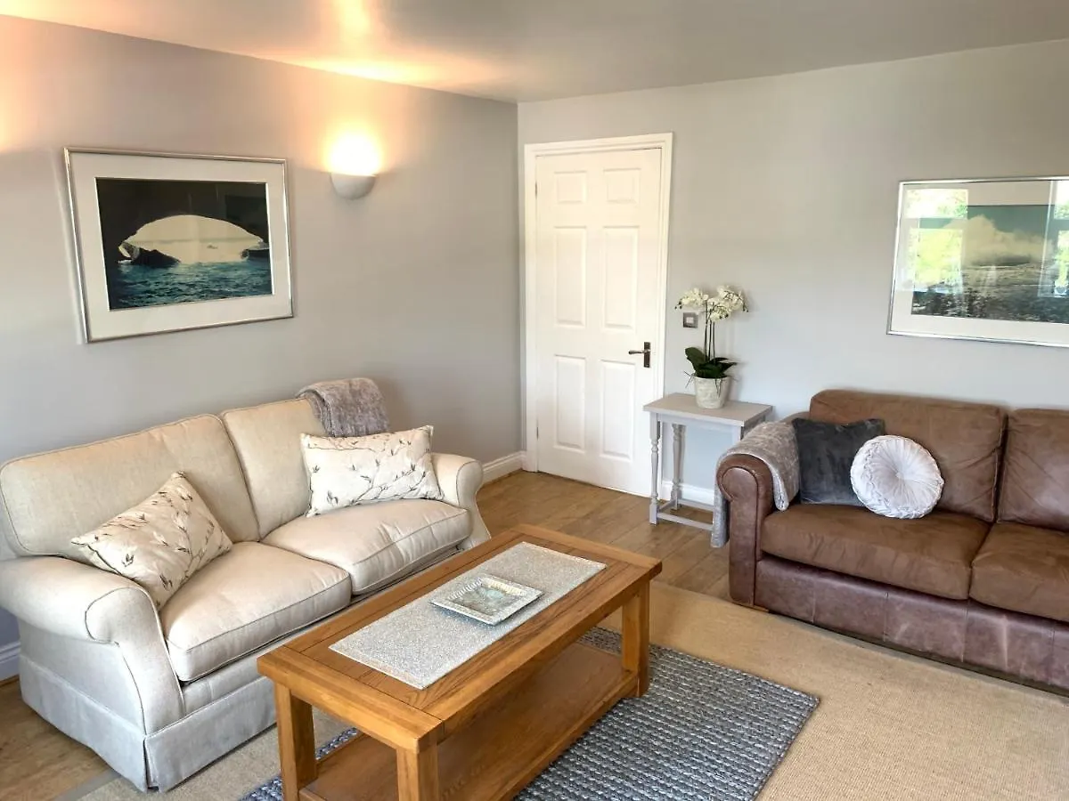 Spacious 2 Bed Apartment With Off Street Parking Bath United Kingdom