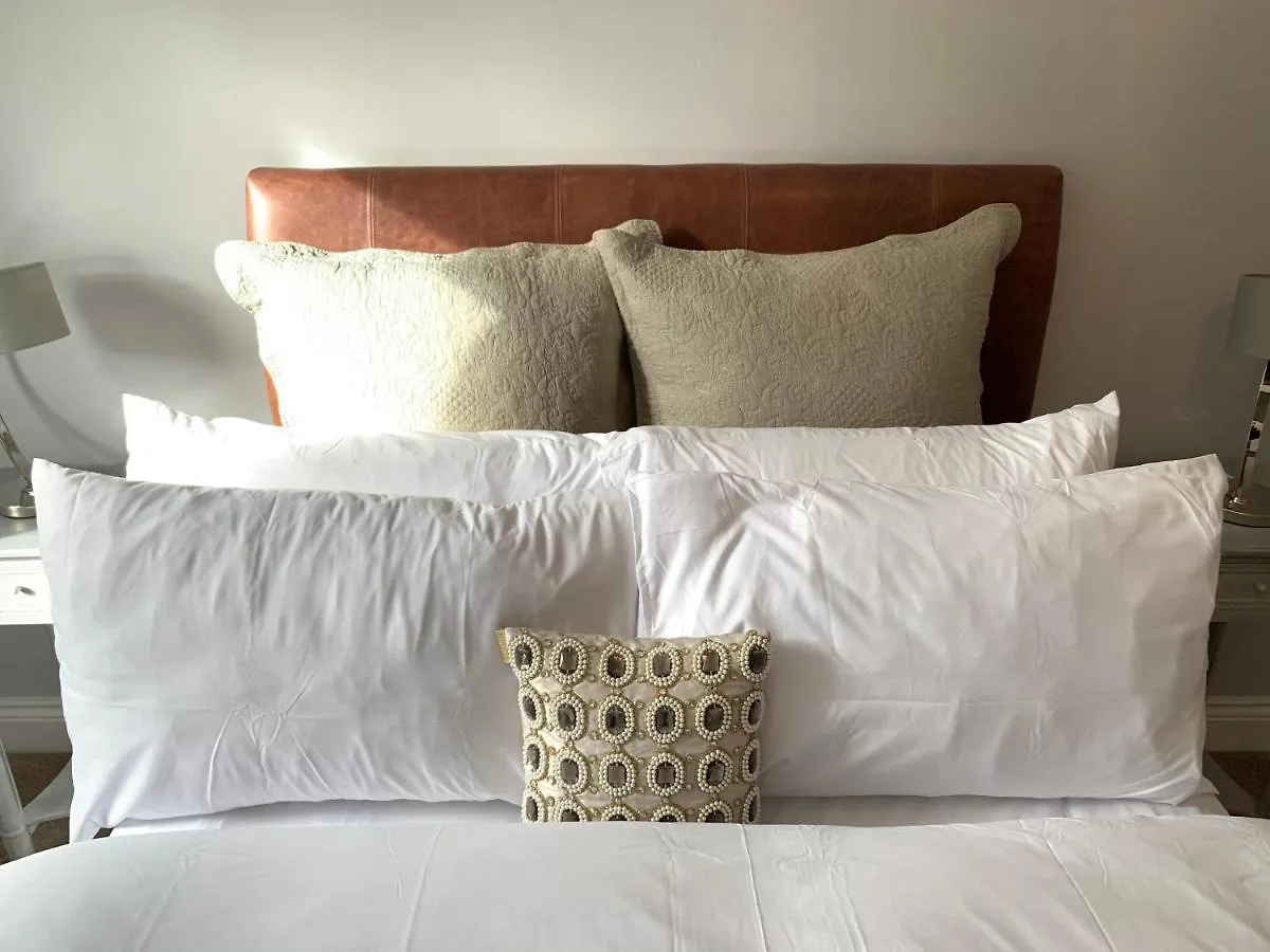 Spacious 2 Bed Apartment With Off Street Parking Bath